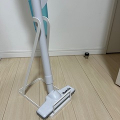 マキタ製 バッテリー式掃除機（スタンド付き）の画像