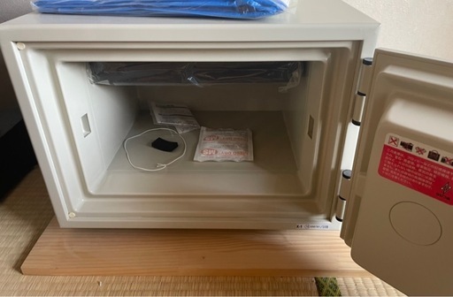 新品未開封　耐火金庫　　ホワイト　
