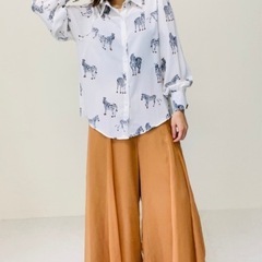 ドールアップウップス シマウマプリント　ブラウス ZARA 総柄 長袖シャツ 白 ホワイト系の画像