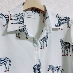 ドールアップウップス シマウマプリント　ブラウス ZARA 総柄 長袖シャツ 白 ホワイト系の画像