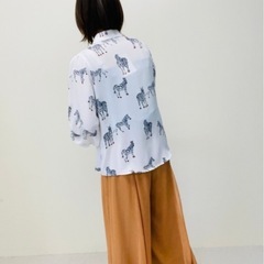 ドールアップウップス シマウマプリント　ブラウス ZARA 総柄 長袖シャツ 白 ホワイト系の画像