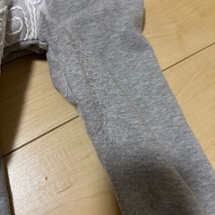 刺繍パール付きグレー長袖トップスの画像