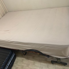 ダブルマッドレースとベッドです。