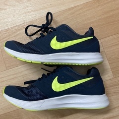 NIKE 子ども スニーカー 22.5cm