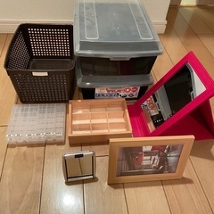 各収納ケース、鏡の画像