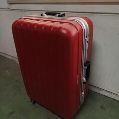 赤いキャリーケース