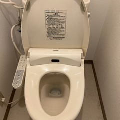 引き渡し決定してます！【中古　引っ越し処分品】TOSHIBA温水洗浄便座　本日取り外して元箱に入れています。簡単に拭き上げています！の画像