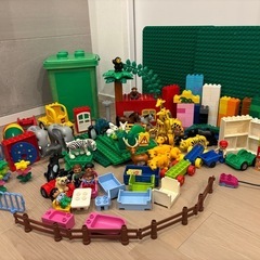 LEGO デュプロ　基礎板2枚とボックス付き