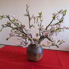 萩焼の壺と桜の造花　観葉植物