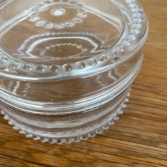 ガラスの入れ物の画像