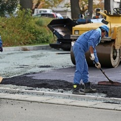 埼玉県三郷市　通勤！道路舗装手元　誘導　掃除　年配者　日払い　週...