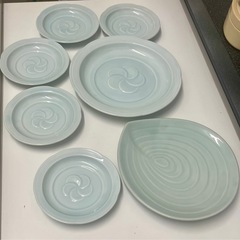 【新品・未使用】青白磁　重ね梅 盛り皿（2枚）、小皿/銘々皿（5...