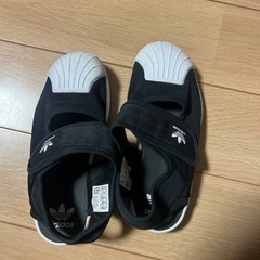 adidas サンダルの画像