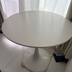 白い丸テーブル
