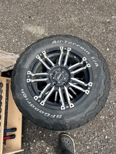 ブロックタイヤ215/70/16