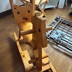 ベビーゲート2つ　ローチェア２つ　木馬　おもちゃの画像
