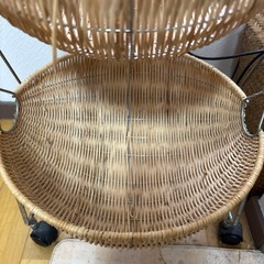 藤のブランコみたいに動く棚？の画像