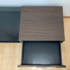 引き出し付きガラスローテーブルの画像