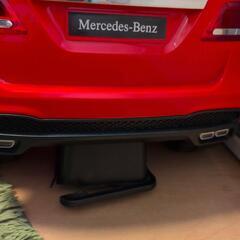 子供用 赤い車の画像