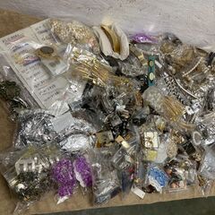 【未使用品】アクセサリー 大量まとめ 約9kg以上 ネックレス イヤリング 新品 スチール フェイクパール ピアス など 現状品 ⑪ Y1484の画像