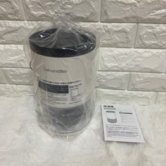 除湿機 除湿器 小型 じょしつき 【2025年モデル・狭所向け スピード乾燥 】ペルチェ式 強力除湿 1000ml コンパクト 満水時自動停止 7色ライト付き 静音 省エネ 湿気取り 梅雨対策 結露防止 カビ防止 衣類乾燥 部屋干し 下駄箱 クロの画像
