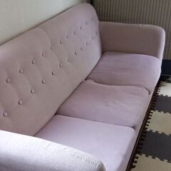 淡いピンクの３人掛けソファーの画像