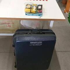 0525-040 スーツケース鍵無し　荷物ベルト付
