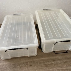 半透明　収納ケース2箱　キャスター台付きの画像