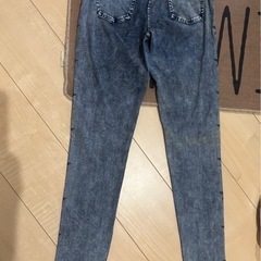 H&M スキニーデニムパンツ
の画像
