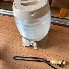 ウォータージャグと火バサミ