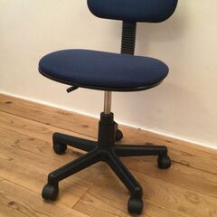 【中古OAチェア】背もたれとキャスター付きの椅子