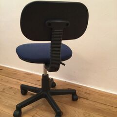 【中古OAチェア】背もたれとキャスター付きの椅子1脚の画像