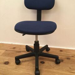 【中古OAチェア】背もたれとキャスター付きの椅子1脚の画像