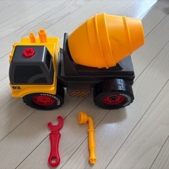 組み立てるミキサー車