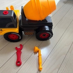 組み立てるミキサー車の画像