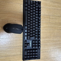 ゲーミングキーボード、マウス、マウスパッドの画像