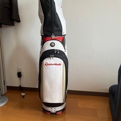 
テーラーメードのゴルフバッグとパターの画像