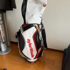 
テーラーメードのゴルフバッグとパターの画像