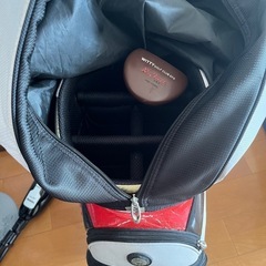 
テーラーメードのゴルフバッグとパターの画像