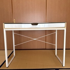 シンプルな薄型机　
