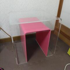 プラスチック製の台のような物