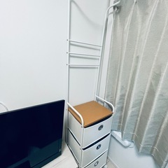ハンガーパイプ付き収納ラックの画像