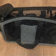 小型犬用のグレーのキャリーバッグ