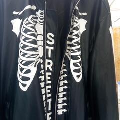 💀のプリントされた、ブルゾンに成ります、の画像