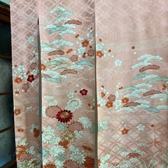 リメイク暖簾、着物、ピンク、花柄横〜130–丈〜104!
の画像