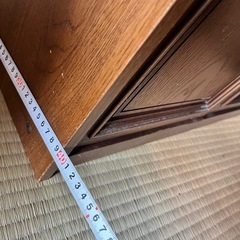観音扉の茶色棚の画像