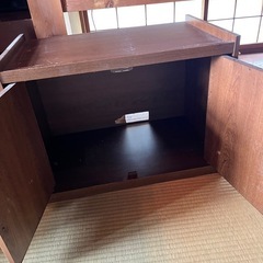 観音扉の茶色棚の画像