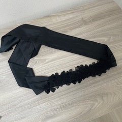 ベージュと黒のドレスの画像
