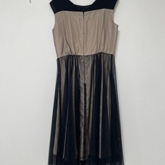 ベージュと黒のドレスの画像