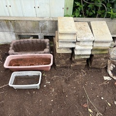 【無料】コンクリートブロック塀、大中小の石、植木鉢譲ります！の画像